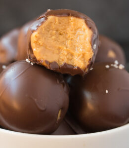 NO BAKE CHOCOLATE PEANUT BUTTER BALLS