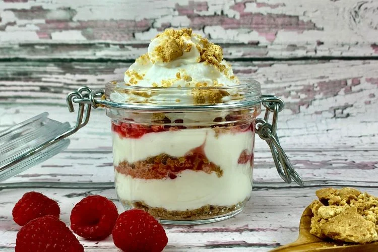 NO-BAKE RASPBERRY CHEESECAKE JARS