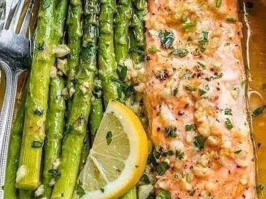 Salmon in Foil with Asparagus and Garlic Lemon Butter Sauce