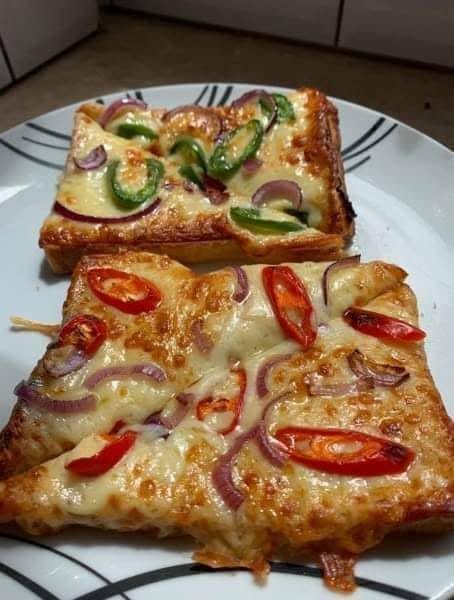 Air Fryer Garlic Toast Pizza